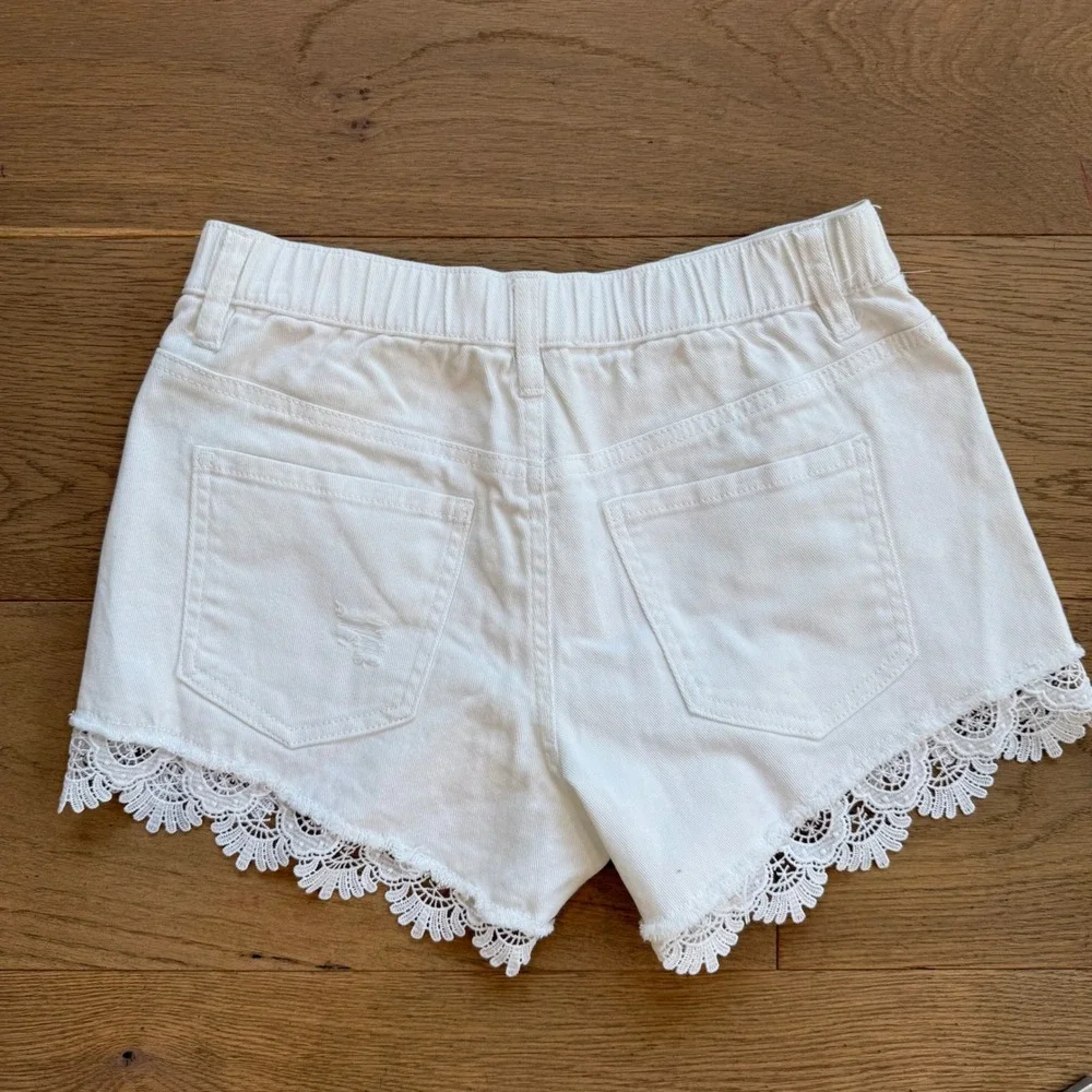 Madden NYC Womens High Rise Crochet Lace Hem Denim Shorts White Distressed Small - Picture 2 of 8